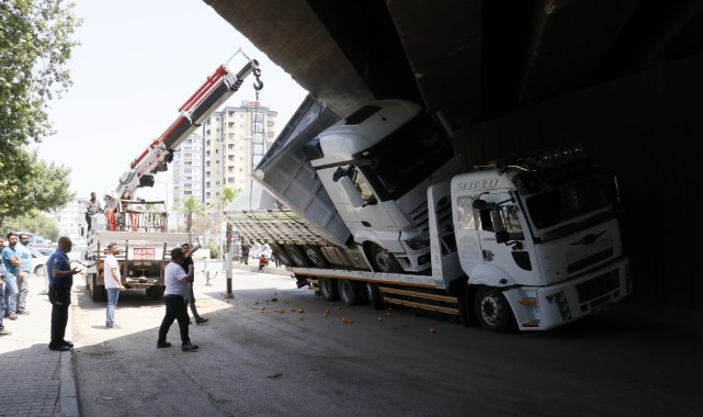 Akıl almaz olay, kamyon otoyol köprüsüne sıkıştı