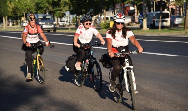 Bisiklet tutkunu kadınlar Şanlıurfa'da pedal çeviriyor