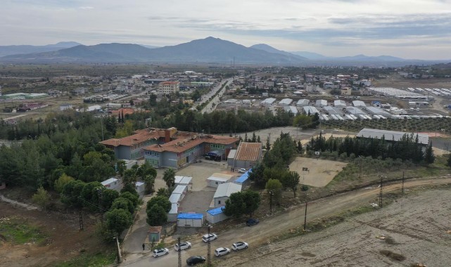 Deprem bölgesindeki 1168 öğretmen için ders zili konteynerlerde çalıyor