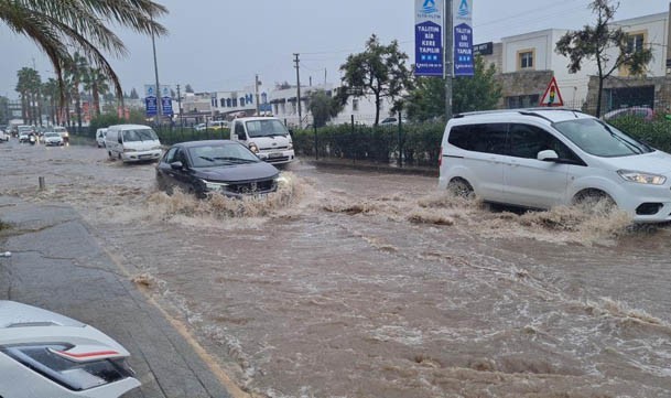 Sağanak yağış geliyor! Yollar, 10 dakikada dereye döndü