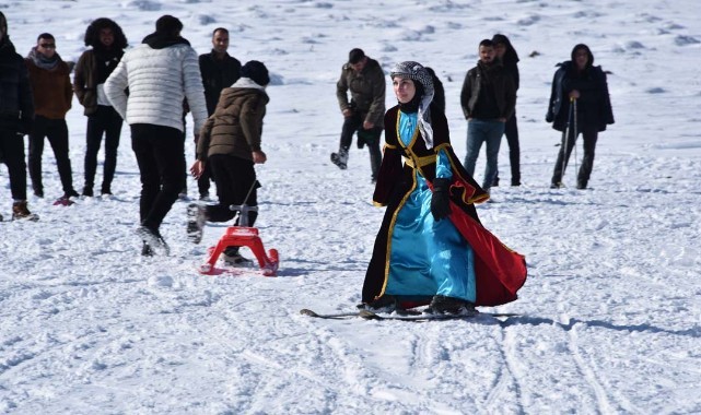 Şalvarlı ve fistanlı kayakçılar pistlere renk kattı