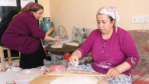 Eşlerine yardım için gözleme yapıyorlar