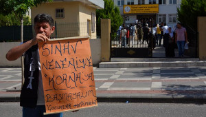 Zabıta memuru pankartla sürücüleri uyardı