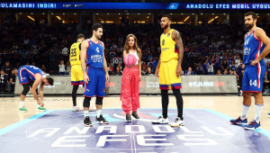 Anadolu Efes - Barcelona maçında 'Pembe Top'