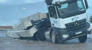 Tırın taşıdığı beton bloklar yola devrildi!