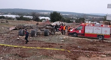 Freni patlayan sondaj kamyonu tarlaya yuvarlandı: 2 ölü