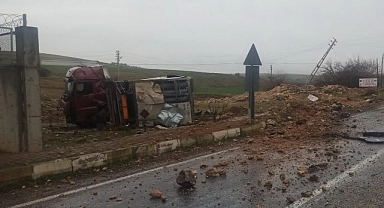 Kontrolden çıkan tır elektrik direğine çarptı: 1 yaralı