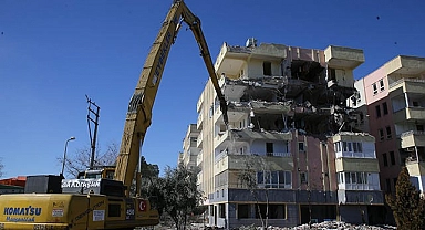 Şanlıurfa'da ağır hasar alan binaların yıkımına başlandı