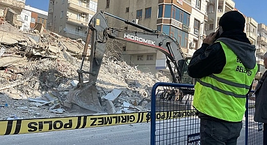 Şanlıurfa'da depremde yıkılan binaların enkazları kaldırılıyor