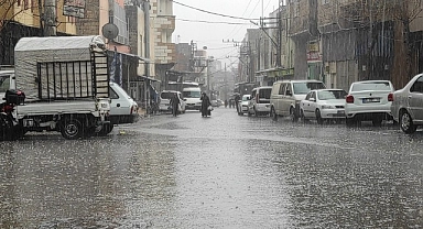 Urfa merkezde sağanak yağış yolları göle çevirdi