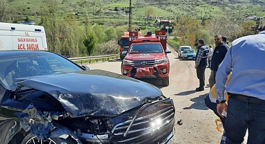 İki araç kafa kafaya çarpıştı: 7 yaralı