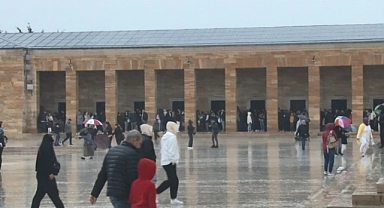 Kılıçdaroğlu, Anıtkabir'e gelen çocuklarla sohbet etti