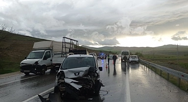 Zincirleme trafik kazası: 1 ölü, 4 yaralı