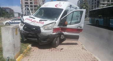 Ambulans ile otomobil çarpıştı: 2 yaralı