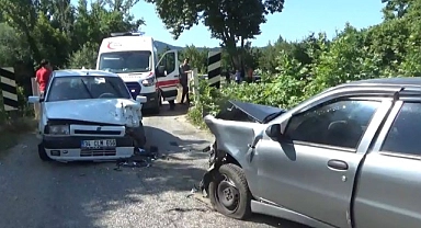 Bayramiç'te otomobiller kafa kafaya çarpıştı: 8 yaralı