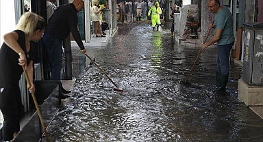 İzmir'de sağanak su baskınlarına yol açtı