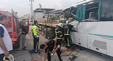 Tur midibüsü tıra arkadan çarptı: 1 ölü, 5 turist yaralı