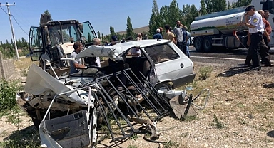 Minibüs ile otomobil kafa kafaya çarpıştı: 2 ölü, 1 yaralı