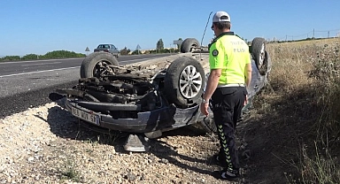 Takla atan otomobil hurdaya döndü: 5 yaralı