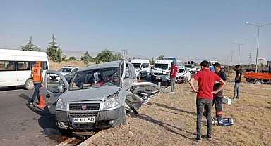 Hafif ticari araç ile otomobil çarpıştı: 3 yaralı