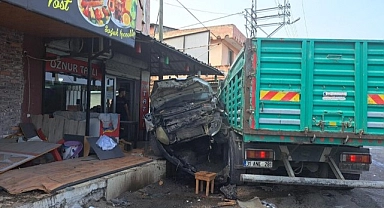 Kamyon tıra çarpıp, park halindeki araçları biçti