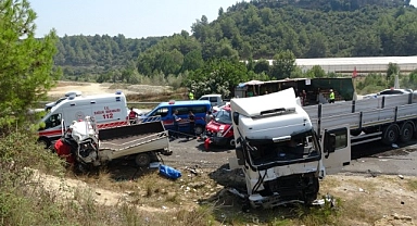 Kamyonet ile tır kafa kafaya çarpıştı; 2 ölü