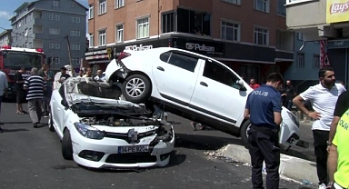 Refüje çıkan aracın altına otomobil girdi: 2 yaralı