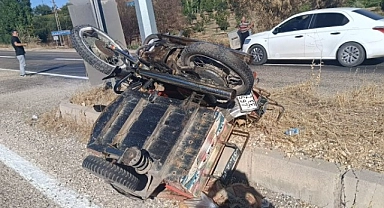 Sepetli motosiklet ile otomobil çarpıştı: 1 yaralı