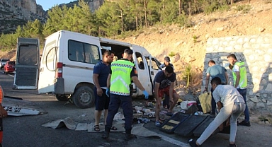 Tarım işçilerini taşıyan minibüs kaza yaptı: 1 ölü, 13 yaralı