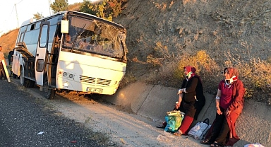 Tekeri patlayan midibüs su kanalına düştü: 13 yaralı