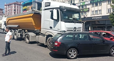 Tır, şerit değiştirmek isteyen otomobili sürükledi