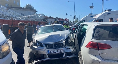 Çarpışan iki otomobil refüje savruldu: 7 yaralı