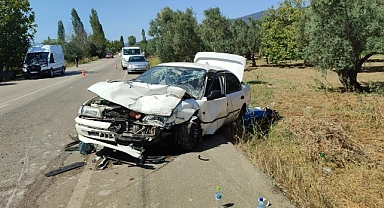 Otomobiller kafa kafaya çarpıştı: 6 yaralı