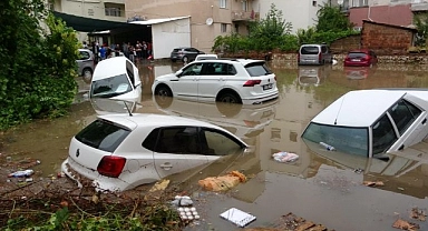 Şiddetli yağış, sonrası ev ve iş yerlerini su bastı