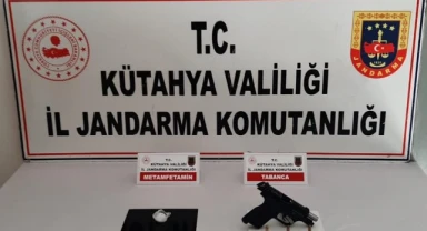 Aranan şahısların üzerinde silah ve uyuşturucu ele geçirildi