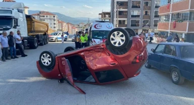 Çarpışan otomobillerden biri ters döndü: 2 yaralı