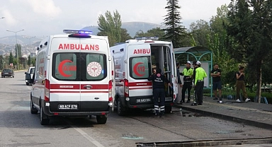 Otomobil cami bahçesine uçtu: 11 yaralı