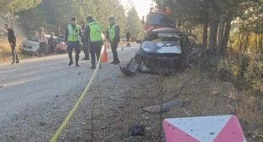 Otomobil ve kamyon kafa kafaya çarpıştı: 1 ölü, 3 yaralı