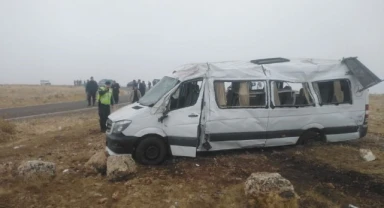 Cenazeye giderken minibüs devrildi: onlarca kişi yaralandı