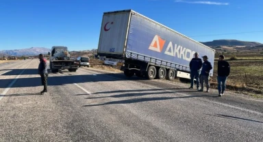 Gölbaşı'nda tır yoldan çıktı: yaralı var