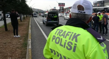 Hafif ticari araç yayalara çarptı: 1’i ağır 2 yaralı