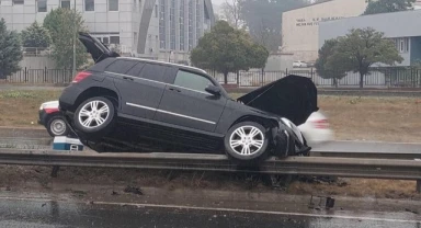 Tekirdağ’da bariyere çarpan cip asılı kaldı: yaralı var