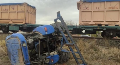 Yük treni traktörle çarpıştı: ölü ve yaralılar var