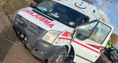 Hastaneden ilçeye dönen ambulans kaza yaptı: 1 yaralı