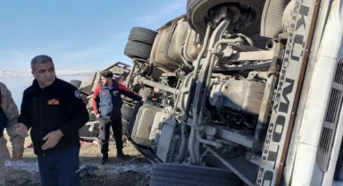 Kars’ta devrilen tırda can pazarı