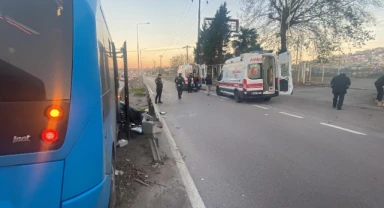 Minibüs yol ayrımındaki bariyere çarptı: 15 yaralı