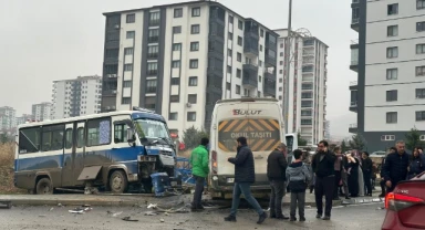 Öğrenci servisi ile yolcu minibüsü çarpıştı: 6 yaralı