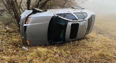 Şarampole devrilen otomobilin sürücüsü yaralandı