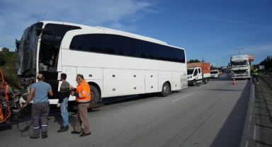 TEM'de yolcu otobüsü tıra çarptı: 13 yaralı