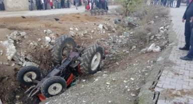 Urfa plakalı traktör devrildi: 1'i ağır 2 yaralı